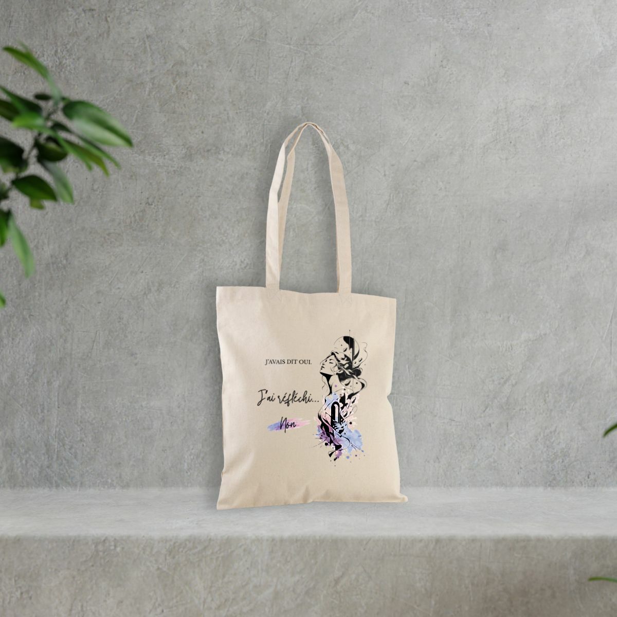 Tote bag OwnVie porté, avec le design « J’avais dit oui. J’ai réfléchi. Non. ».