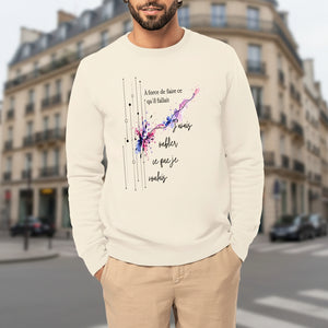 Sweat unisexe OwnVie porté avec le design À force de faire ce qu’il fallait